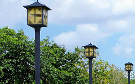 太阳能温泉庭院灯怎么选亮度与续航更耐用